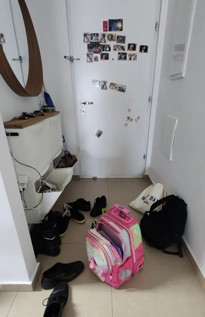 תיקים ונעליים זרוקים בפתח הבית