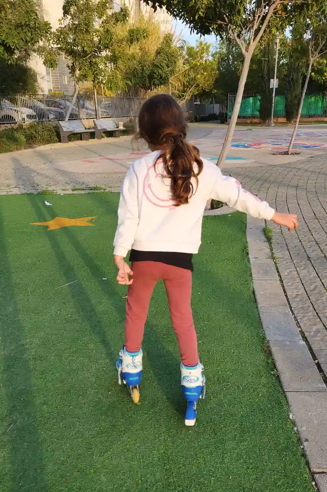 ילדה על רולר בליידס