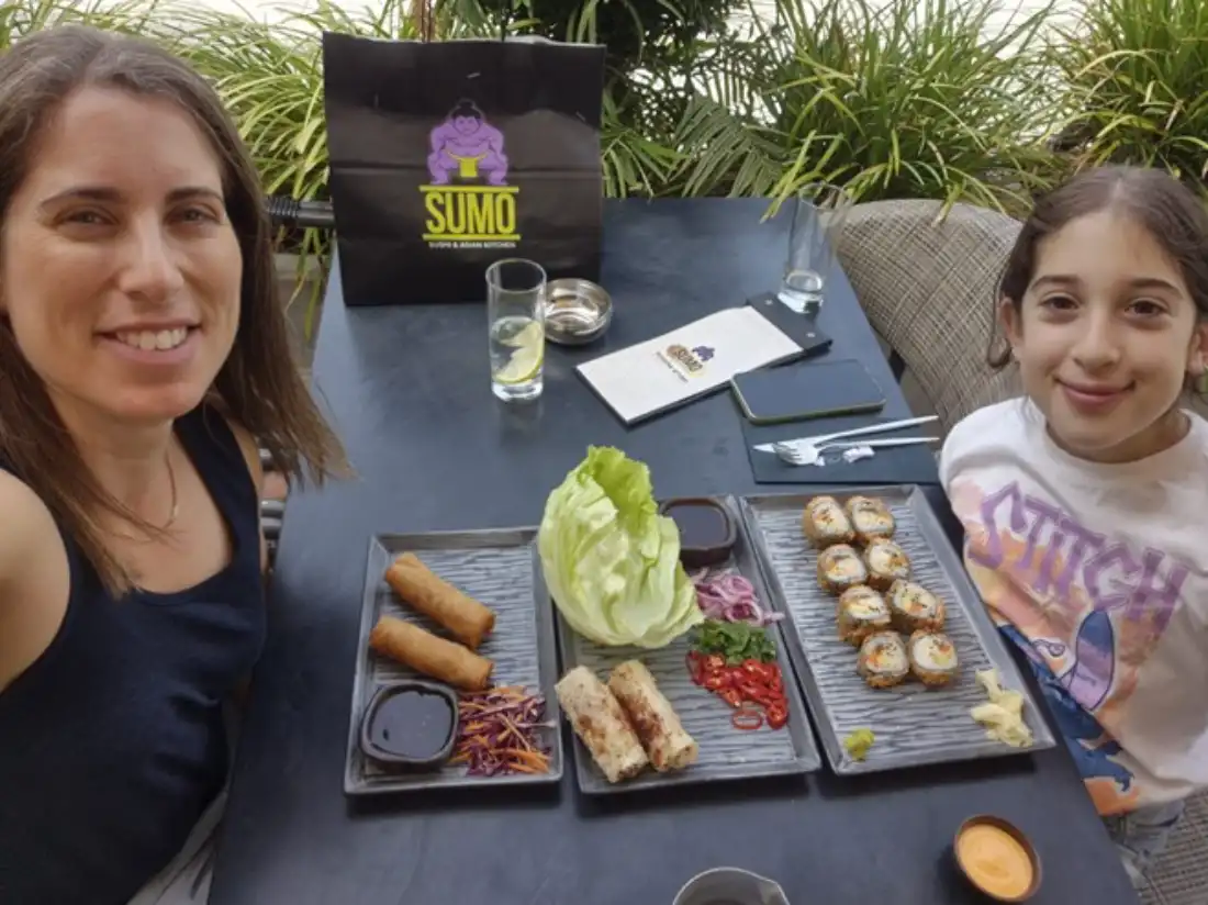 עדי וביתה במסעדת סושי