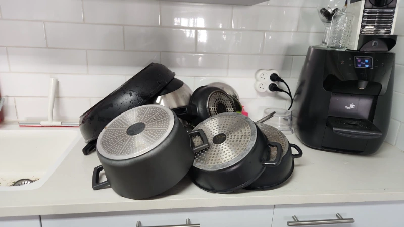 סירים מונחים לייבוש במטבח אחרי שטיפת כלים